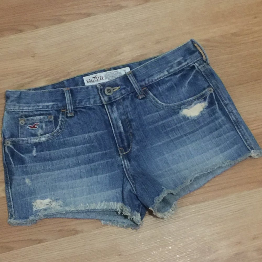 [Hollister] light washed denim shorts